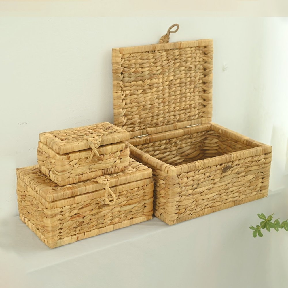 Set of 3 Wicker Storage Baskets with Lids and Wooden Frame 1